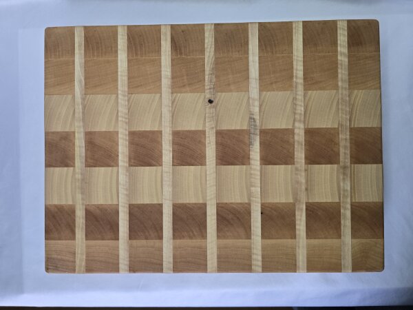 Schneidebrett aus Esche, Birke und Nussbaum